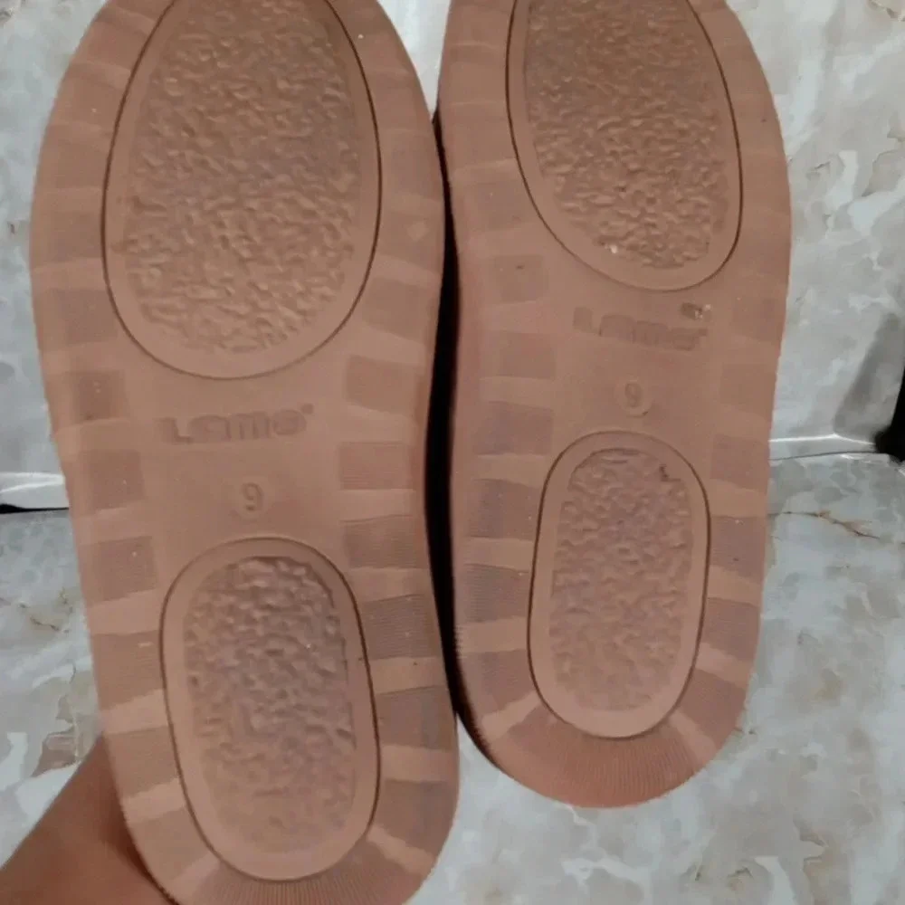 Lamo Harrison Men's slippers tan suede leather size 9 or women 9.5
